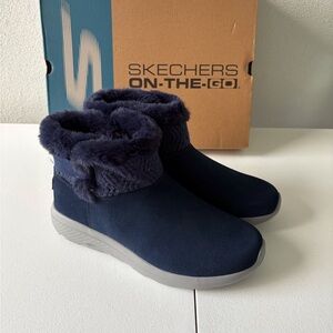 Sketchers On-the-Go City 2 Navy Blue Leather Faux Fur Lining Bootie Size 9 Wide